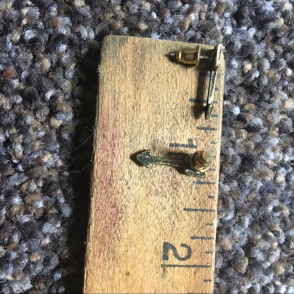 NWOT Golden Arrow Earrings - Picture 6 of 7